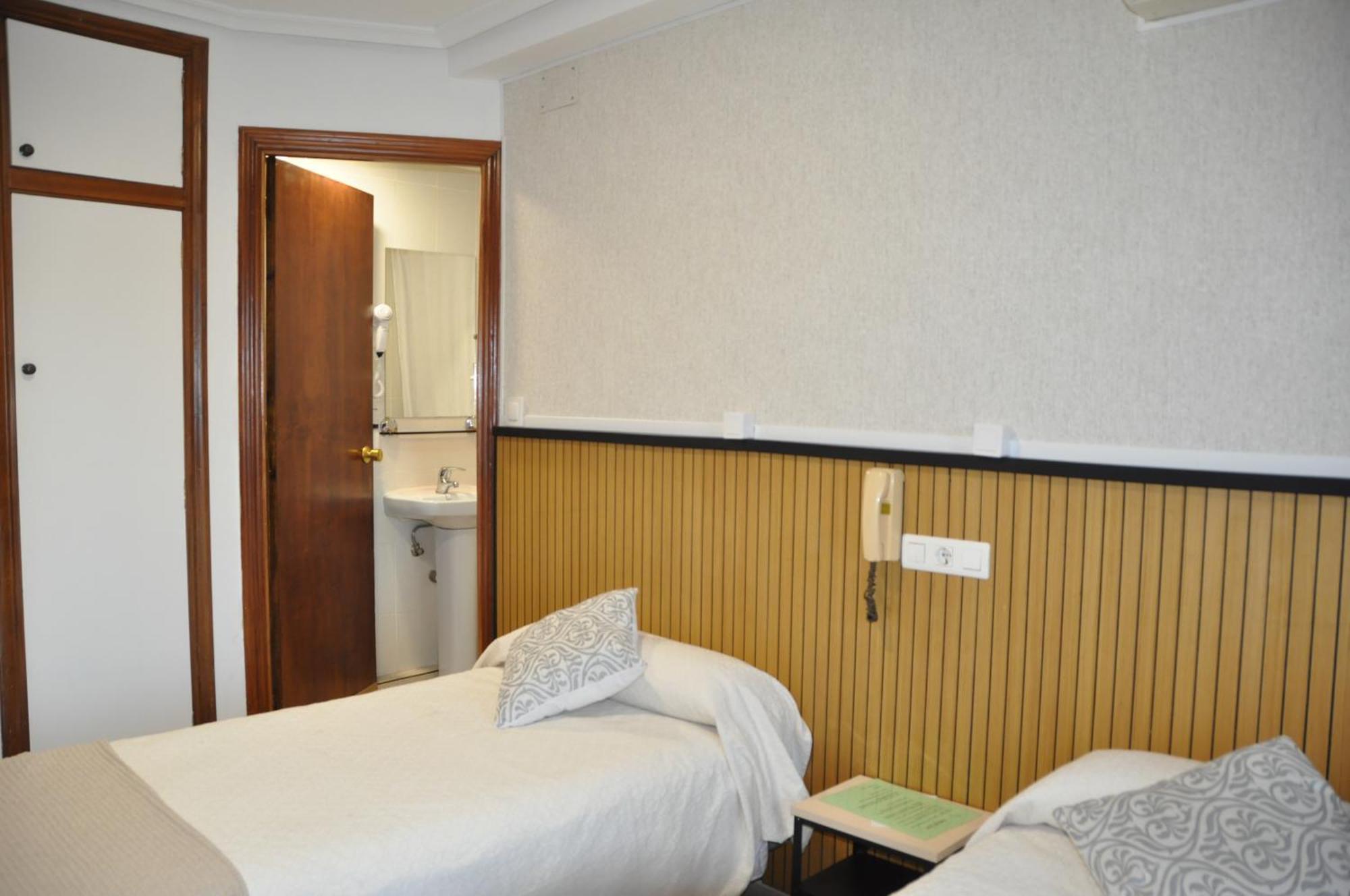 Chambre Lits Jumeaux avec Toilettes Communes