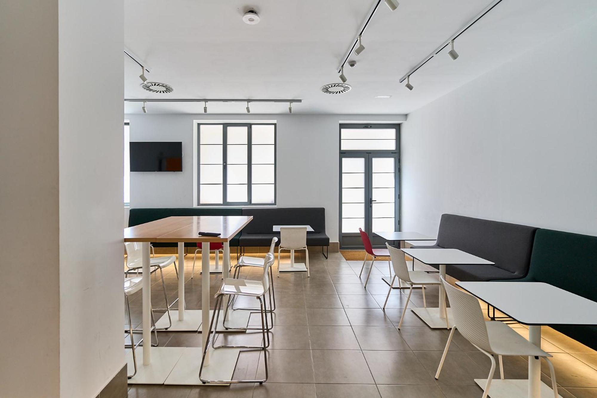Lit Simple dans Dortoir Mixte