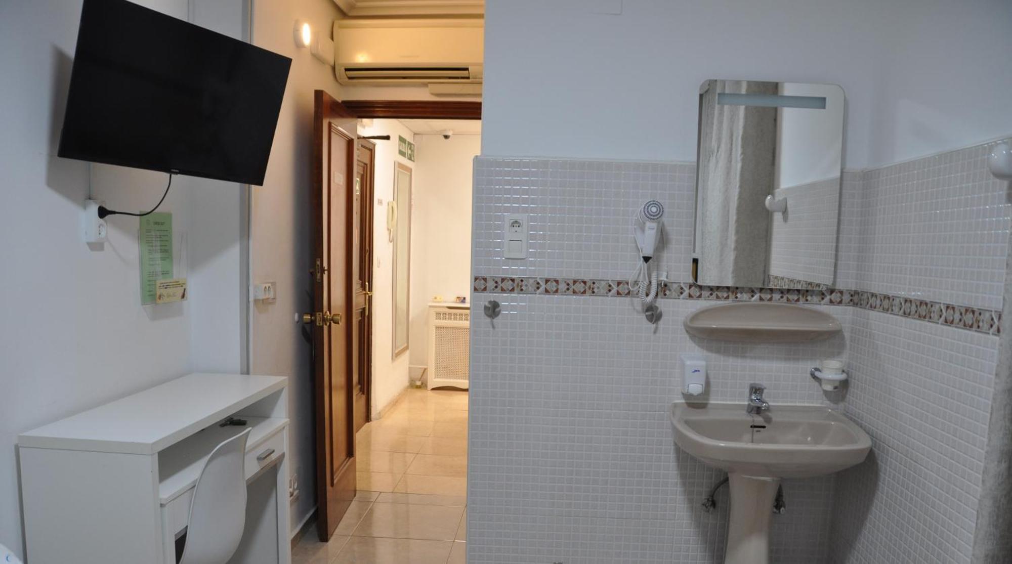 Chambre Lits Jumeaux avec Salle de Bains Commune